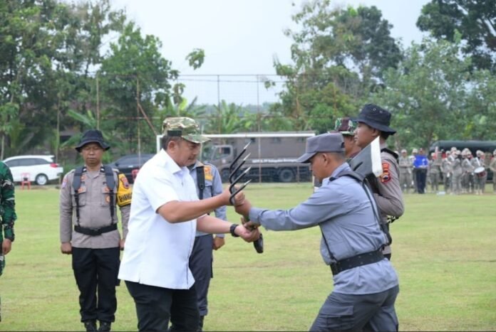 Bupati Karanganyar Rober Christanto menyerahkan alat kepada perwakilan masyarakat dalam TamMD Sengkuyung Tahap II 20206. (Foto : Dok Diskominfo Karanganyar)