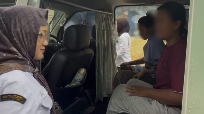 Camat Semarang Utara, Siwi Wahyuningsih, mengunjungi seorang siswi kelas 2 SMP berinisial T, korban pembakaran oleh pamannya di Tambakmulyo, Semarang Utara. (Foto : Dok Pemkot Semarang)