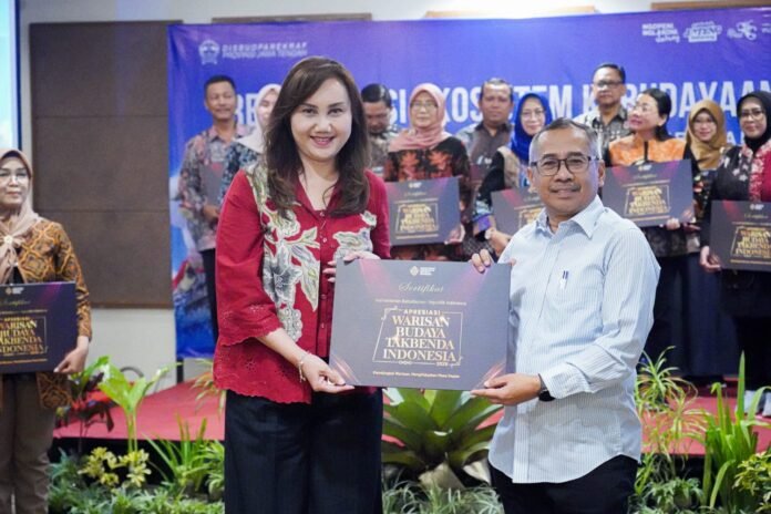 Kepala Dinas Kebudayaan dan Pariwisata Indriyasari menerima penghargaan tingkat nasional dalam kategori Warisan Budaya Tak Benda (WBTB) di The Wujil Resort, Kabupaten Semarang Selasa (21/4/2026). (Foto : Dok Pemkot Semarang)