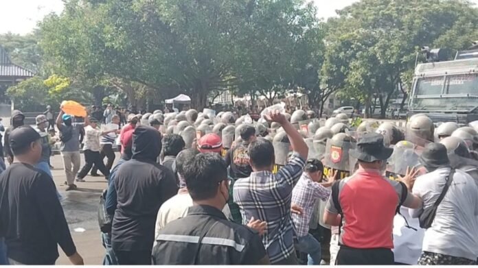 Peserta aksi demonstrasi terlibat aksi dorong bersama petugas. (Foto : Iwan)