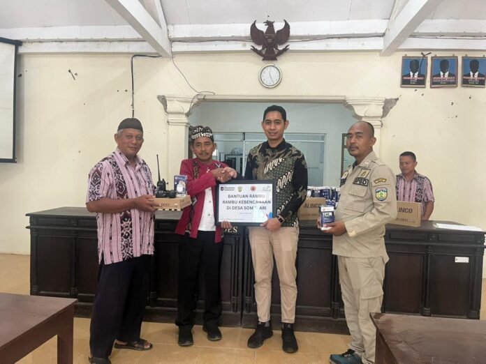 Simbolis penyerahan bantuan rambu kebencanaan dari PLN UIK Tanjung Jati B yang diwakili oleh Desta Andri Muryono, Officer TJSL, kepada kepada Petinggi Desa Sumosari, Ahmad Sidiq, Selasa (21/4). Bantuan ini merupakan bagian dari program penguatan Desa Siaga Bencana guna meningkatkan kesiapsiagaan masyarakat di wilayah rawan longsor. (Foto : Dok PLN)