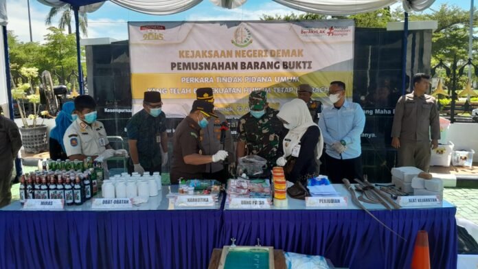 Pemusnahan barang bukti perkara pidana yang telah berkekuatan hukum tetap (inkracht) di halaman Kantor Kejari Demak, Kamis (23/4/2026). (Foto : Sam)