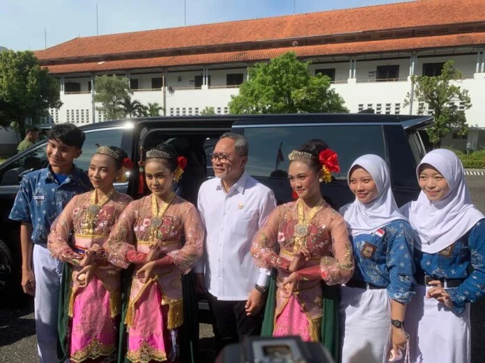 Menteri Koordinator Bidang Pangan, Zulkifli Hasan, melakukan kunjungan ke SMAN 1 Semarang. (Foto: Ist)