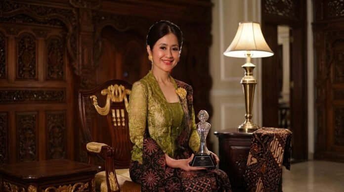 Direktur Bisnis Dana, Jasa, dan UMKM Bank Jateng, Anna Kusumarita, saat menerima penghargaan The Most Outstanding Women in Banking Industry dalam ajang Women Art & Society 2026 di Solo. (Foto : Dok Bank Jateng)