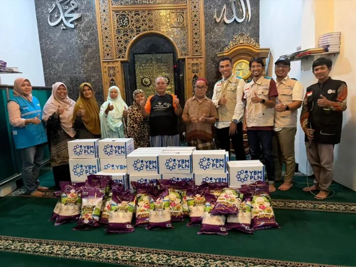 PLN Jateng dan DIY salurkan bantuan sosial