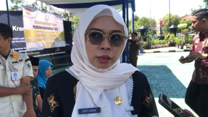 Bupati Demak, Eisti’anah saat memberikan keterangan kepada wartawan. (Foto : Sam)