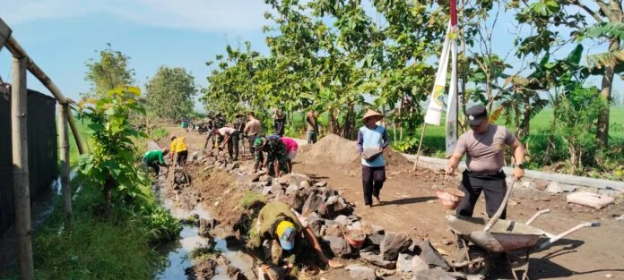 TMMD REG ke-128 TA. 2026 KODIM 0725/Sragen bersama warga setempat bahu-membahu menuntaskan pembangunan infrastruktur Kamis (23/4/2026). (Foto : Dok TMMD)