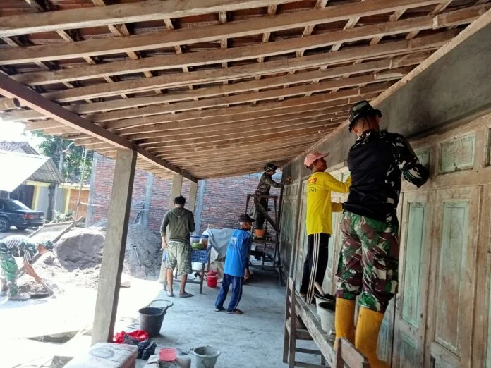 TMMD ke-128 Ta. 2026 Kodim 0725/Srg melaksanakan pembongkaran dan membangun Rumah Tidak Layak Huni (RTLH). (Foto : Dok TMMD)