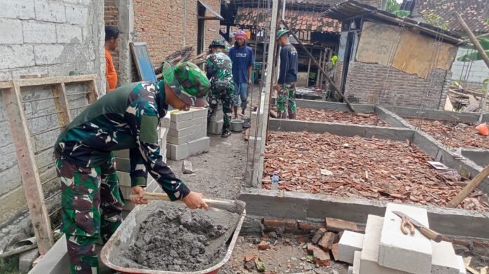 Satgas TMMD Reguler ke-128 Kodim 0725/Sragen tampak sibuk membangun Rumah Tidak Layak Huni (RTLH). (Foto : Dok TMMD SRAGEN)