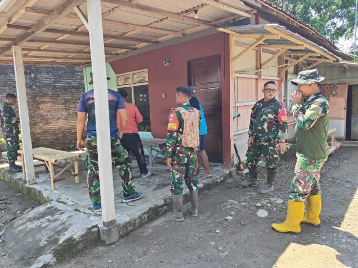 Di Dukuh Lemah Ireng, Desa Pelemgadung, Serka Sugeng melakukan pengukuran rumah milik Bapak Aris yang akan direhabilitasi melalui program TMMD. (Foto : Dok Pendim 0725/Sragen)