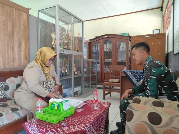Danton Satgas TMMD, Letda Arh Jelang, meluangkan waktu untuk bersilaturahmi sekaligus memperkenalkan diri kepada pihak sekolah SDN Plumbungan IV, Desa Puro, Kecamatan Karangmalang. (Foto : Dok Pendim Sragen)