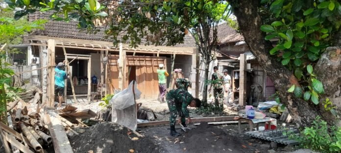 Satgas TMMD Reguler ke-128 Kodim 0725/Sragen melalui program pembangunan Rumah Tidak Layak Huni (RTLH). (Foto : Dok TMMD Sragen)