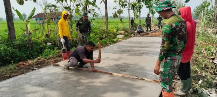 Satuan Tugas Kodim 0725/Sragen melaksanakan program TMMD Reguler Ke -128 dengan kegiatan fisik maupun non fisik di Desa Puro Kecamatan Karangmalang,Kabupaten Sragen. (Foto : TMMD Sragen)
