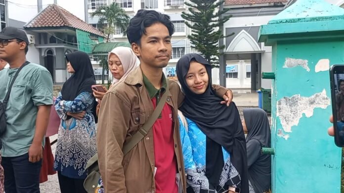 Jilbab hitam, Sakura Nadhifa jemaah haji termuda di Kota Semarang bersama kakaknya. (Foto:Kamal)