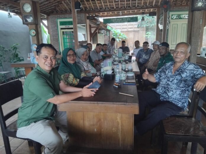 Ketua DPC PPP Karanganyar Agus Basuki bersama jajaran pengurus menggelar pra Muscab. (Foto : Istimewa)