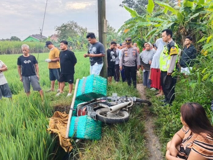 Korban bersama sepeda motornya ditemukan warha di area persawahan. (Foto : Istimewa)