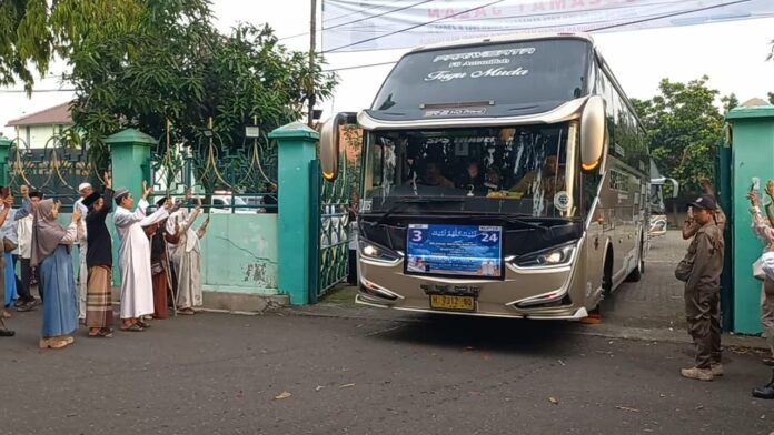Pemberangkatan jemaah haji di Kota Semarang, Selasa (28/4/2026). (Foto:Kamal)