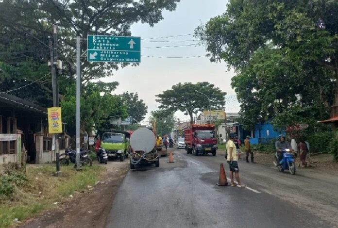 Perbaikan Jalan Arah Greenwood Gunung Pati Semarang. (Foto : Kamal)