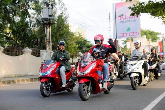 Main Dealer Astra Motor Jateng sukses menggelar NGASAB “Ngaspal Sama Bapak”, sebuah agenda rolling city yang dikemas spesial untuk 30 bapak muda asal Solo. (Foto : Dok Honda)