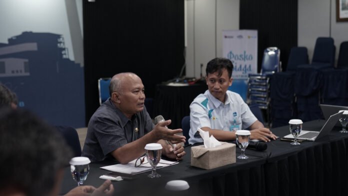 Kepala Cabang Dinas Kehutanan Wilayah II Pati, Dwi Cahyo Purnomo, S.Hut, M.M. (kiri) dan Assistant Manager TJSL PLN UIK Tanjung Jati B, Haris Fujiari (kanan) menyampaikan sambutan dalam rapat Koordinasi Pengelolaan Lingkungan TJSL di PLN UIK Tanjung Jati B Selasa (29/4/2026). (Foto : Dok PLN)