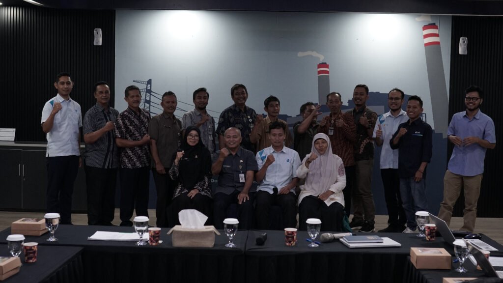 PLN UIK Tanjung Jati B bersama Cabang Dinas Kehutanan Wilayah II Jawa Tengah berfoto bersama usai rapat koordinasi pengelolaan lingkungan TJSL di PLN UIK Tanjung Jati B, Jepara, Selasa (29/4). Pertemuan ini menjadi langkah awal penguatan sinergi dalam mendukung program lingkungan yang berkelanjutan dan berdampak bagi masyarakat. (Foto : Dok PLN)
