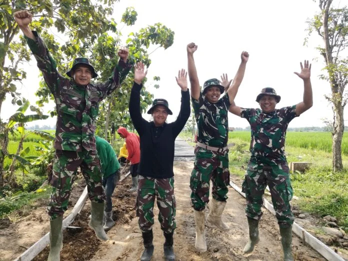Batalyon Kavaleri 2/Turangga Ceta yang bermarkas di Ambarawa menerjunkan 7 personel bantu program TMMD Reg Ke-128 Kodim Sragen. (Foto : Dok TMMD Sragen)