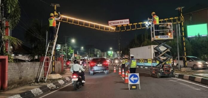 Kondisi portal di depan Pasar Jerakah dilaporkan rusak parah usai diterobos sebuah bus pada Rabu (28/4/2026. (Foto:Kamal)