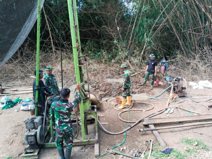 Pembuatan sumur di Desa Puro, Kecamatan Karangmalang. Serka Sugeng, anggota Satgas TMMD Reguler ke-128 Kodim 0725/Sragen. (Foto : Dok TMMD Sragen)