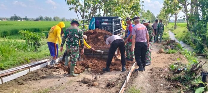 TMMD Reguler ke-128 di Desa Puro, Kecamatan Karangmalang, terlihat kekompakan yang begitu kuat antara TNI dan Polri. (Foto : Dok TMMD Sragen)