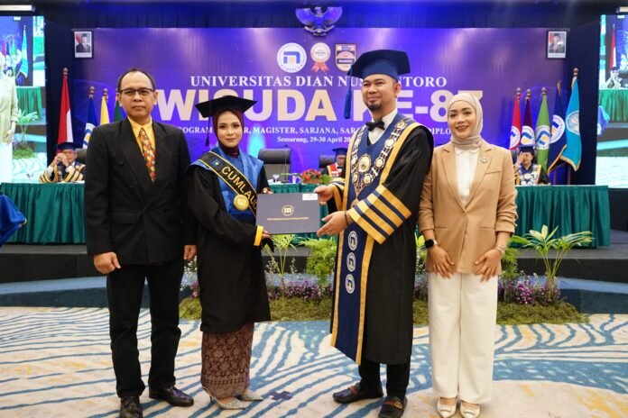 Rektor Udinus, Prof. Dr. Pulung Nurtantio Andono, S.T., M.Kom. dalam prosesi Wisuda Udinus ke-87. (Foto : Dok Udinus)