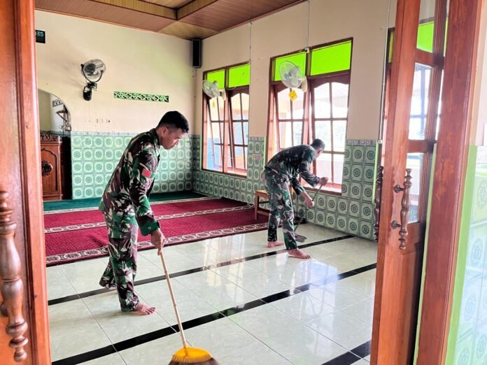 Anggota Satgas TMMD Membersikan Masjid Kamis (30/4/2026). (Foto : Dok TMMD Sragen)