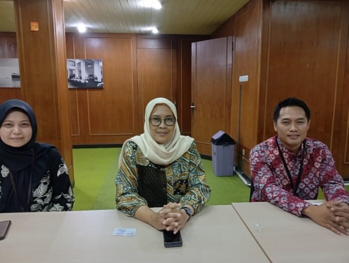 Direktur Usaha Angkutan Penumpang Nuraini Dessy W (tengah) didampingi Vice President Usaha Komersial Berryl A. Insanul Firdaus dan Manager Pengusahaan Properti - Ibu Uli Octalinasda Sitinjak. (Foto : Dok JN)