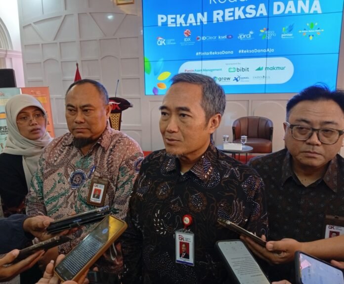 Kepala Kantor OJK Jateng Hidayat Prabowo saat memberikan keterangan kepada wartawan, Kamis (09/04/2026). (Foto : Dok JN)