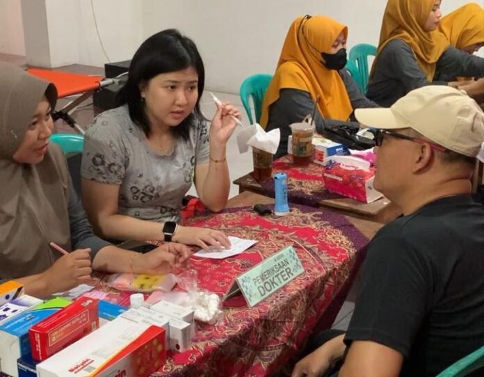 PDI Perjuangan Kabupaten Demak menggelar kegiatan bakti sosial bertajuk pelayanan kesehatan gratis dan “Dapur Marhaen” di Kantor DPC PDIP Demak, Jumat (10/4/2026). (Foto : Sam)