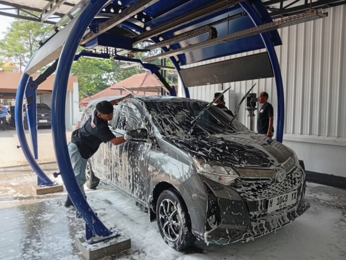Proses pencucian mobil di Garasi Biggie Car Wash Semarang, Sabtu (18/4/2026). (Foto : Dok JN)