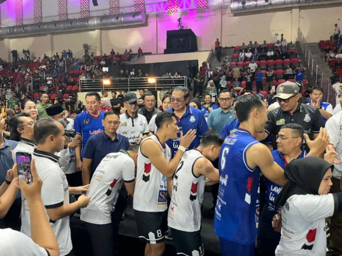 Presiden ke-6 RI Susilo Bambang Yudhoyono (SBY) yang juga pemilik Jakarta LavAni memberikan ucapan selamat ke pemainnya usai laga