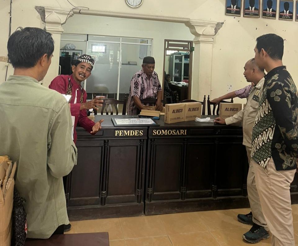 Penyerahan bantuan sarana kebencanaan oleh PLN UIK Tanjung Jati B kepada Pemerintah Desa Somosari, Kecamatan Batealit, Kabupaten Jepara, Selasa (21/4). Bantuan berupa perangkat komunikasi dan pendukung kesiapsiagaan bencana ini menjadi bagian dari upaya penguatan Desa Siaga Bencana di wilayah rawan longsor. (Foto : Dok PLN)