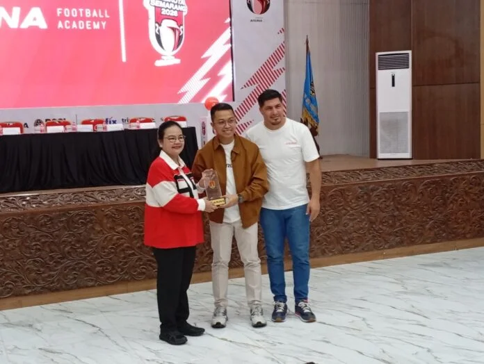 Dari kiri : Wali Kota Semarang Agustina Wilujeng didampingi Adhitya Hernadian, Direktur Olahraga Aruna Group dan Emanuel De Porras Penasihat Teknis Aruna dalam pers conference di Semarang, Sabtu (25/04/2026). (Foto : Dok JN)