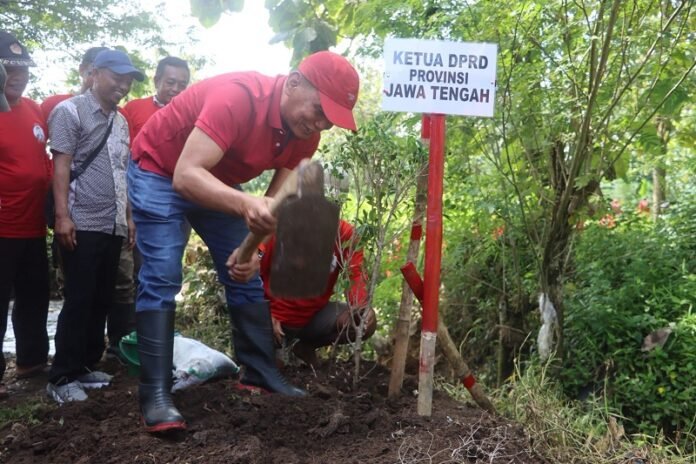 Ketua DPRD Jateng Sumanto saat tanam pohon