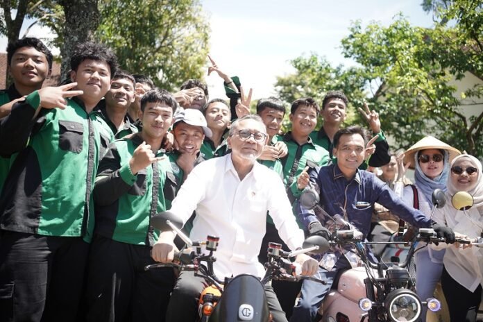 Menteri Zulkifli Hasan saat mengendarai sepeda listrik GODA