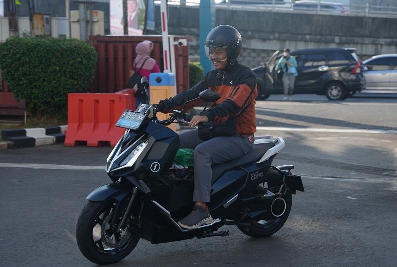 Pegawai PLN Jateng membawa sepeda listrik