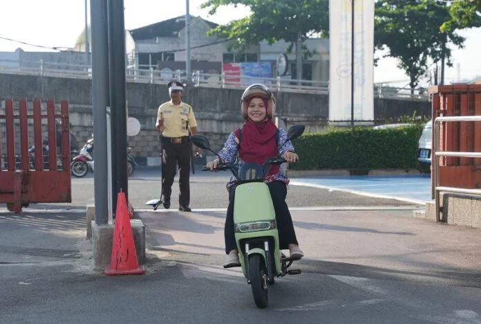 Pegawai PLN Jateng membawa sepeda listrik