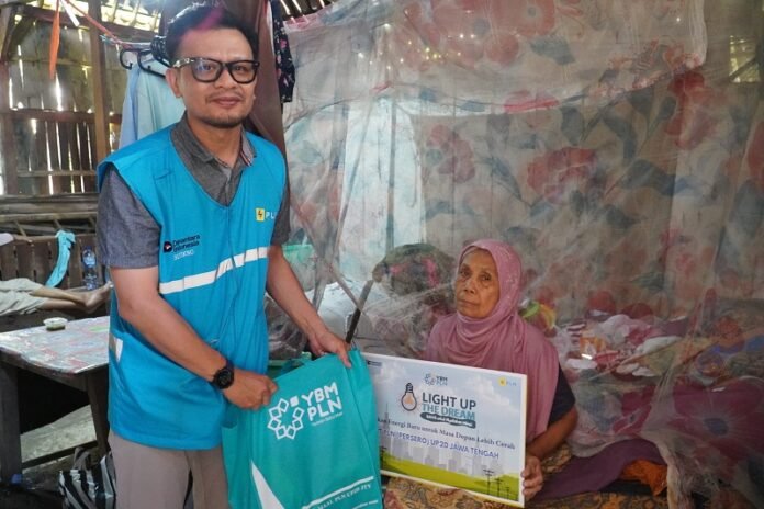 PLN UP2D Jateng berikan bantuan sambungan listrik