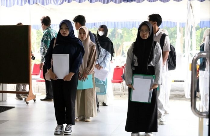Para peserta mengikuti Ujian Tulis Berbasis Komputer-Seleksi Nasional Berbasis Tes (UTBK-SNBT) di kampus UNDIP