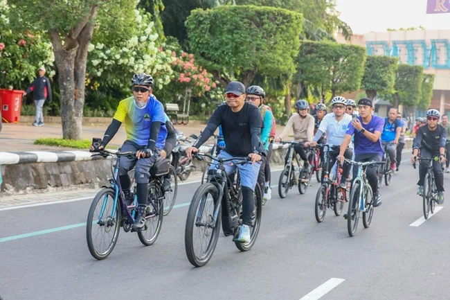 Gubernur Jateng Ahmad Luthfi didampingi Sekda Jateng Sumarno ketika gowes menuju kantor Gubernur Jateng Ahmad Luthfi didampingi Sekda Jateng Sumarno ketika gowes menuju kantor