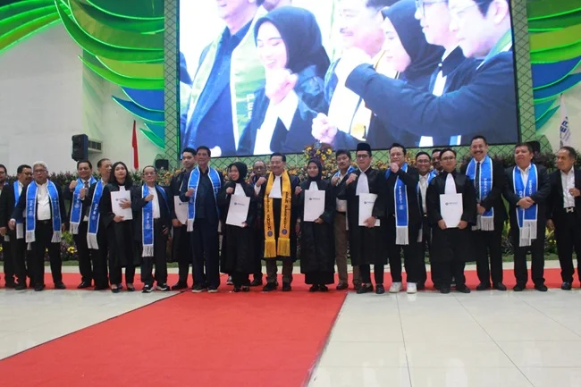 advokat Ketua Umum DPN Peradi Otto Hasibuan dan ratusan advokat ketika pelantikan