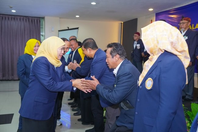 Ketua Umum IKA UNAIR Khofifah Indar Parawansa ketika melantik pengurus wilayah IKA UNAIR Jateng Ketua Umum IKA UNAIR Khofifah Indar Parawansa ketika melantik pengurus wilayah IKA UNAIR Jateng
