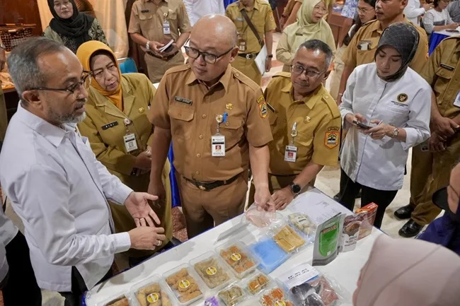 Deputi Bidang Koordinasi Sumber Daya Maritim Kemenko Pangan, Dandy Satria Iswara ketika meninjau UMKM Deputi Bidang Koordinasi Sumber Daya Maritim Kemenko Pangan, Dandy Satria Iswara ketika meninjau UMKM