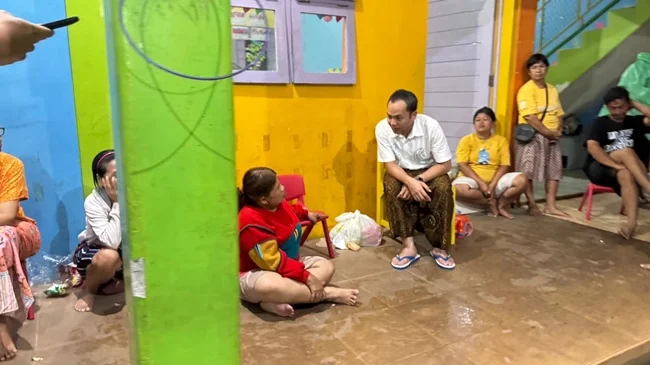 Wali Kota Surakarta Respati Ardi mengunjungi warga korban banjir Wali Kota Surakarta Respati Ardi mengunjungi warga korban banjir.