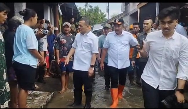 Gubernur Jawa Tengah Ahmad Luthfi bersama Bupati Karanganyar Rober Christanto meninjau lokasi banjir di Dusun Daleman Desa Ngringo Kecamatan Jaten. Gubernur Jawa Tengah Ahmad Luthfi bersama Bupati Karanganyar Rober Christanto meninjau lokasi banjir di Dusun Daleman Desa Ngringo Kecamatan Jaten.